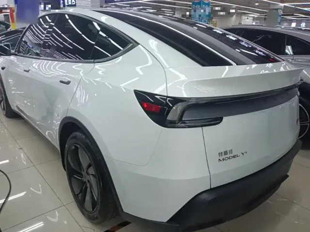 Tesla Model Y — Фото автомобиля 4