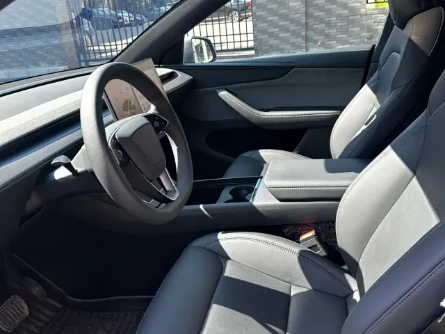 Tesla Model Y — Фото автомобиля 6