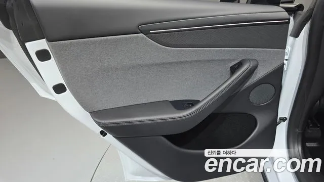 Tesla Model Y — Фото автомобиля 14