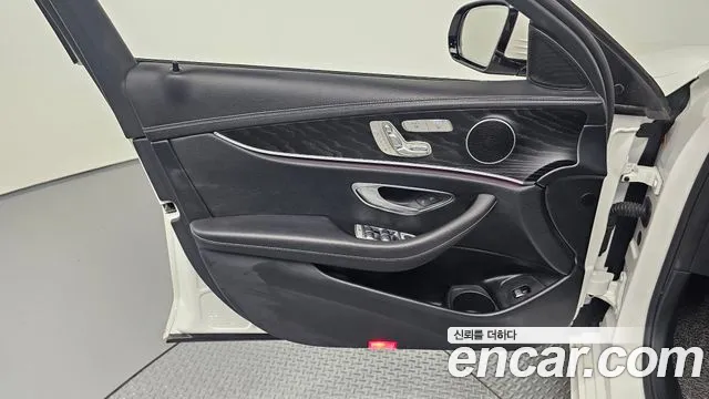 Mercedes-Benz E-Class — Фото автомобиля 24