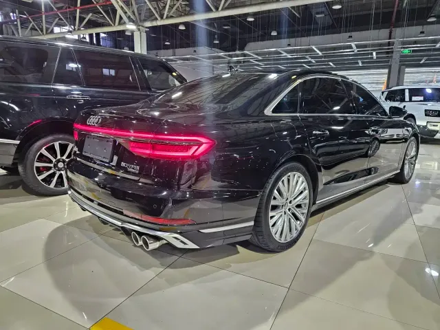 Audi Audi A8 2022 A8L 50 TFSI quattro Comfort Collector's Edition — Фото автомобиля 4