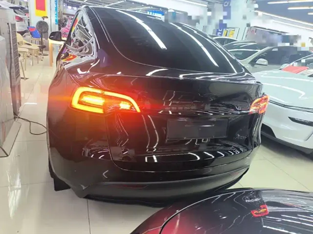 Tesla Model Y — Фото автомобиля 5