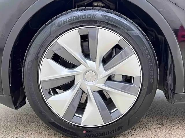 Tesla Model Y — Фото автомобиля 9