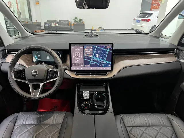 Volvo EM90 — Фото автомобиля 10
