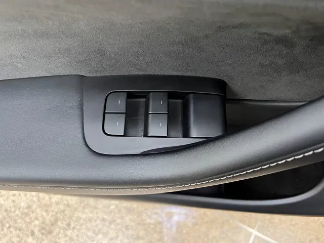 Tesla Model Y — Фото автомобиля 30
