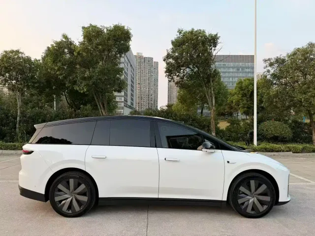Li Auto i8 — Фото автомобиля 8