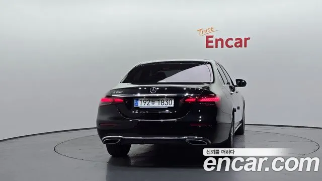 Mercedes-Benz E-Class — Фото автомобиля 4