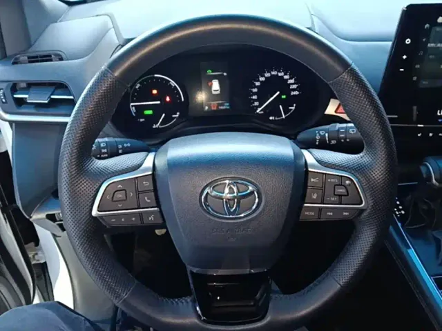 Toyota Sienna — Фото автомобиля 10