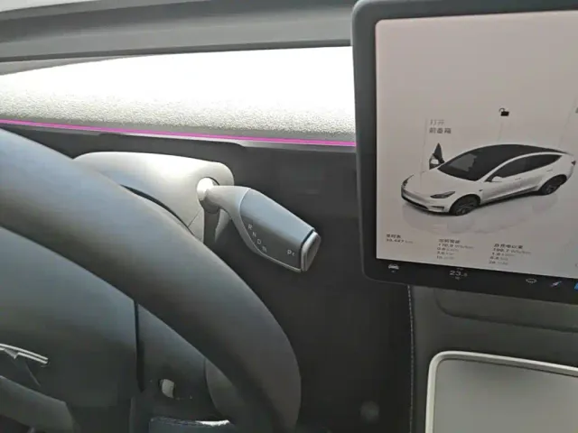 Tesla Model Y — Фото автомобиля 13