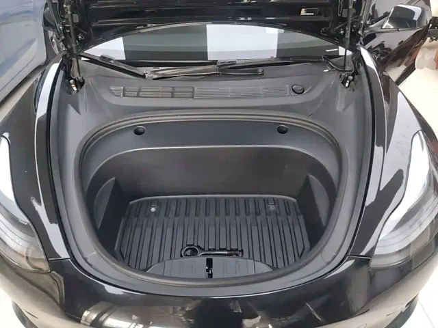 Tesla Model 3 — Фото автомобиля 15