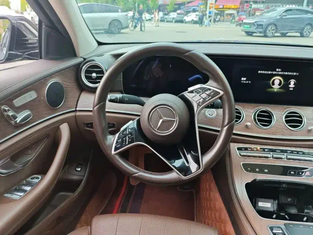 Mercedes-Benz E-Class — Фото автомобиля 12