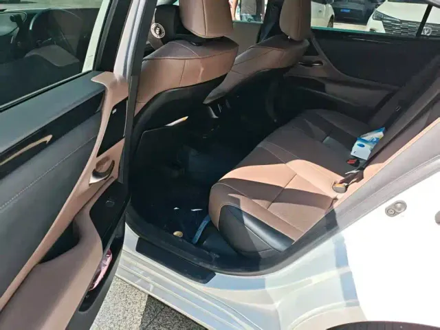 Lexus ES — Фото автомобиля 4
