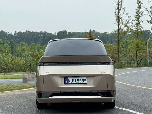 Xpeng X9 — Фото автомобиля 6
