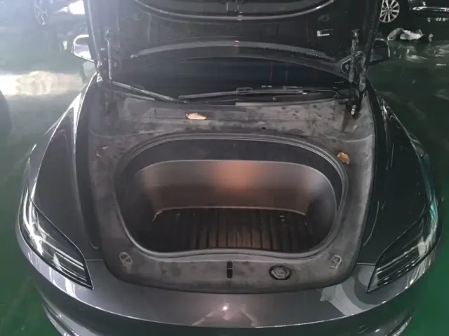Tesla Model 3 — Фото автомобиля 12