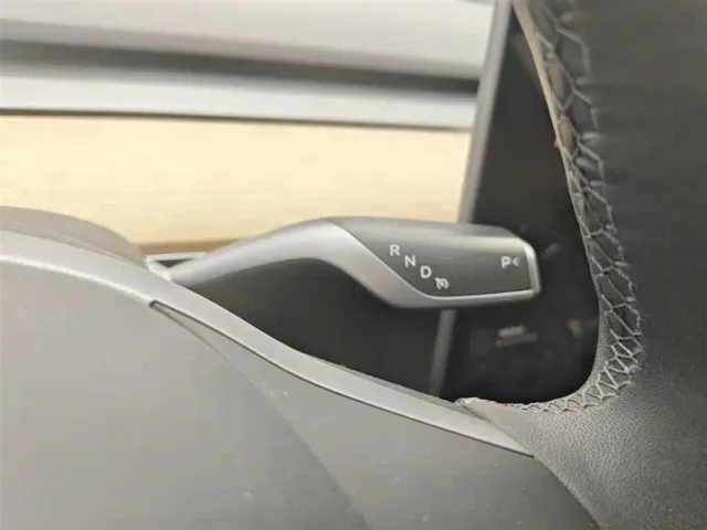 Tesla Model 3 — Фото автомобиля 9