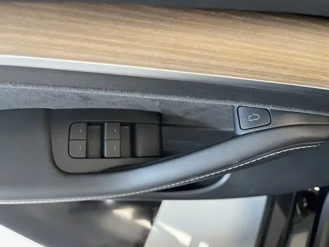Tesla Model Y — Фото автомобиля 27