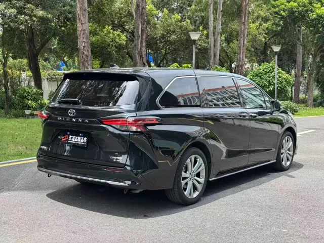 Toyota Sienna — Фото автомобиля 18