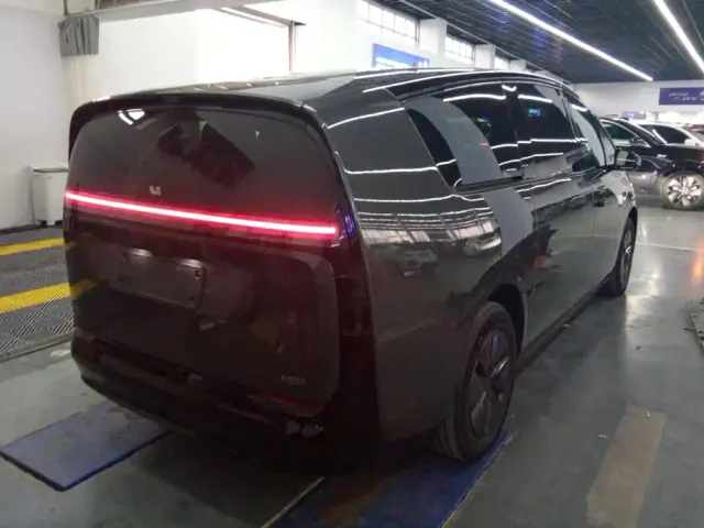 Li Auto MEGA — Фото автомобиля 3