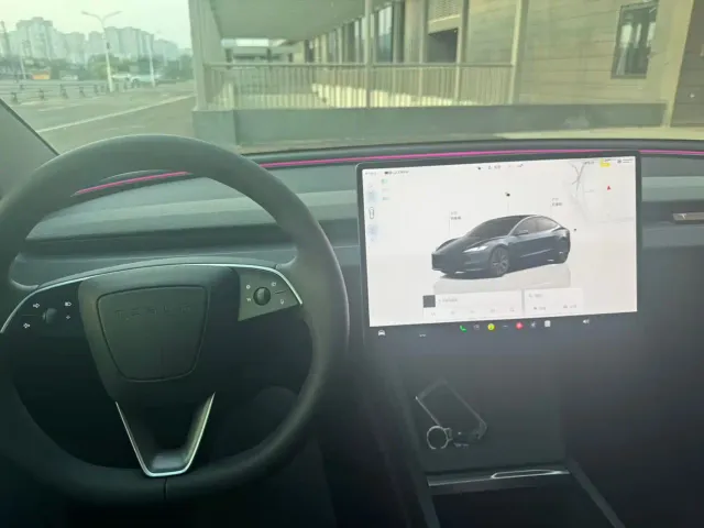 Tesla Model 3 — Фото автомобиля 12