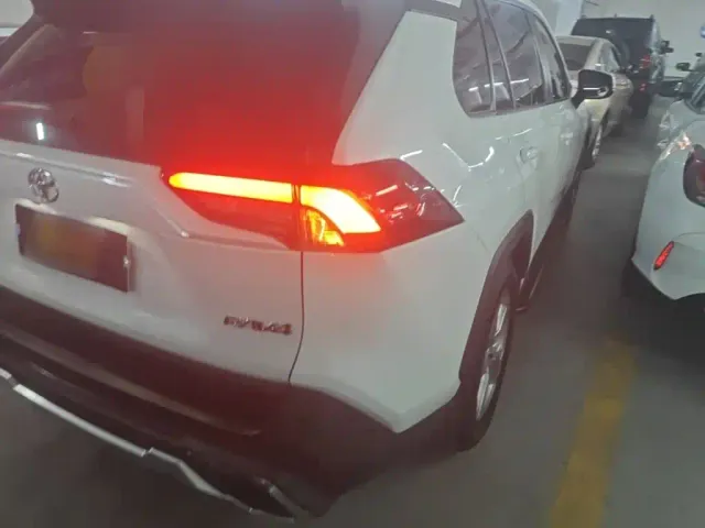 Toyota RAV4 — Фото автомобиля 7