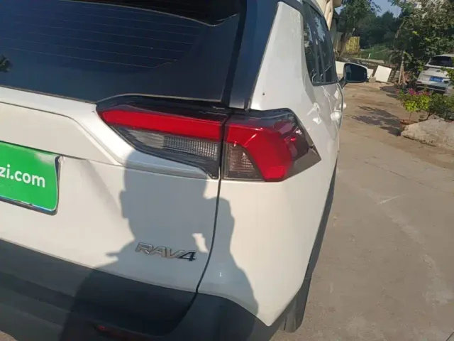 Toyota RAV4 — Фото автомобиля 7