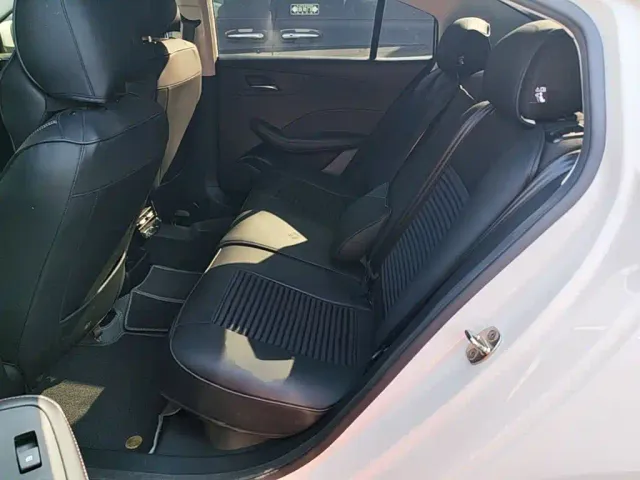 Roewe i5 — Фото автомобиля 16