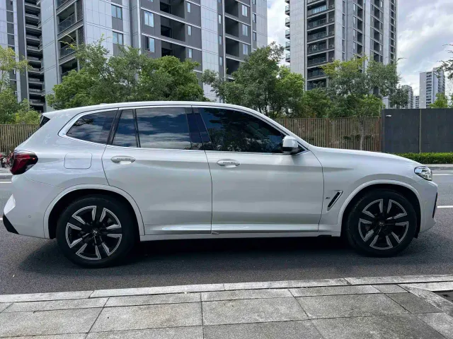 BMW iX3 — Фото автомобиля 9