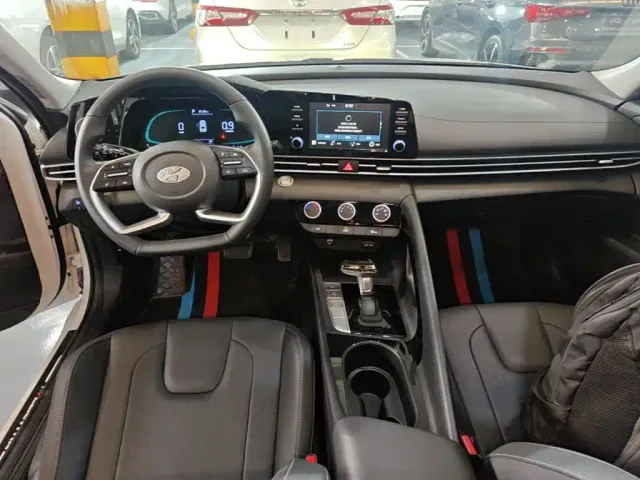 Hyundai Elantra — Фото автомобиля 9