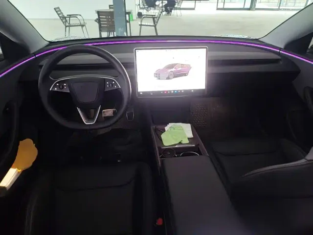 Tesla Model 3 — Фото автомобиля 9