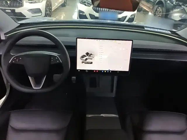 Tesla Model 3 — Фото автомобиля 9