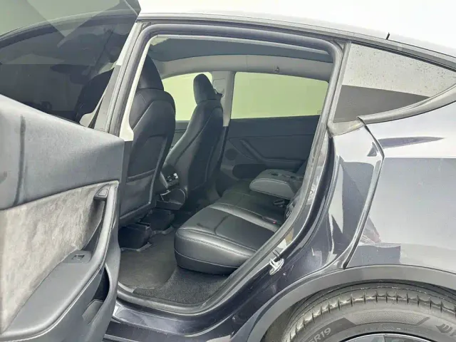 Tesla Model Y — Фото автомобиля 14