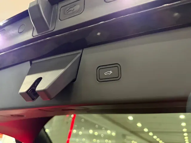 Volvo XC70 Plug-in Hybrid — Фото автомобиля 9