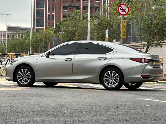 Lexus ES — Фото автомобиля 7