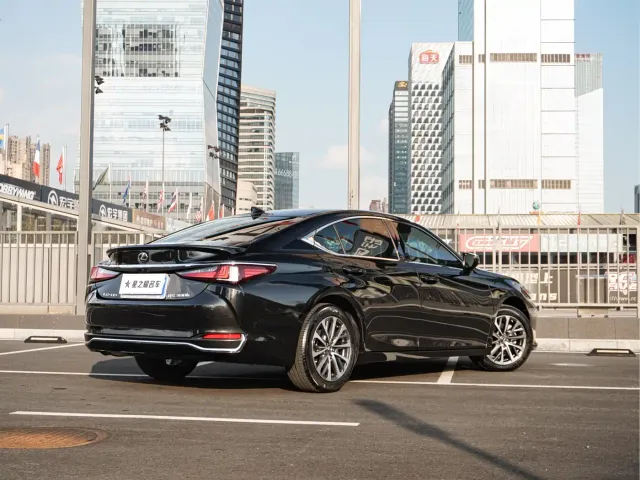 Lexus ES — Фото автомобиля 8