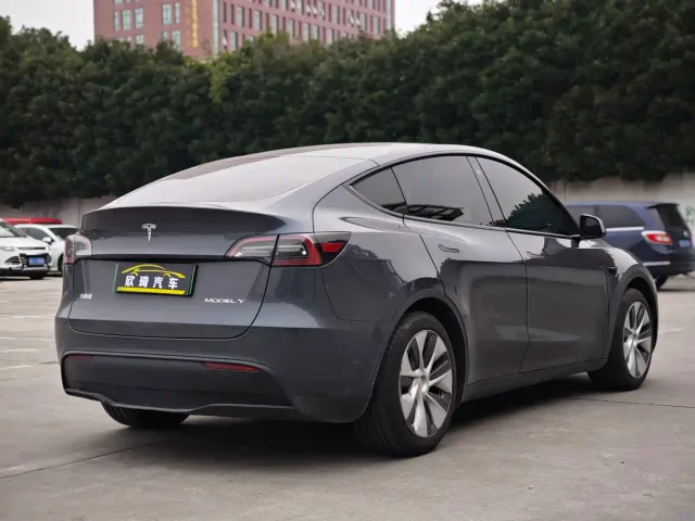 Tesla Model Y — Фото автомобиля 4