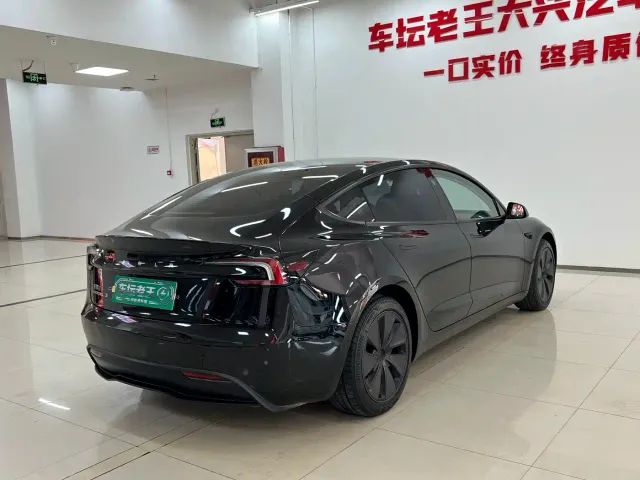 Tesla Model 3 — Фото автомобиля 7