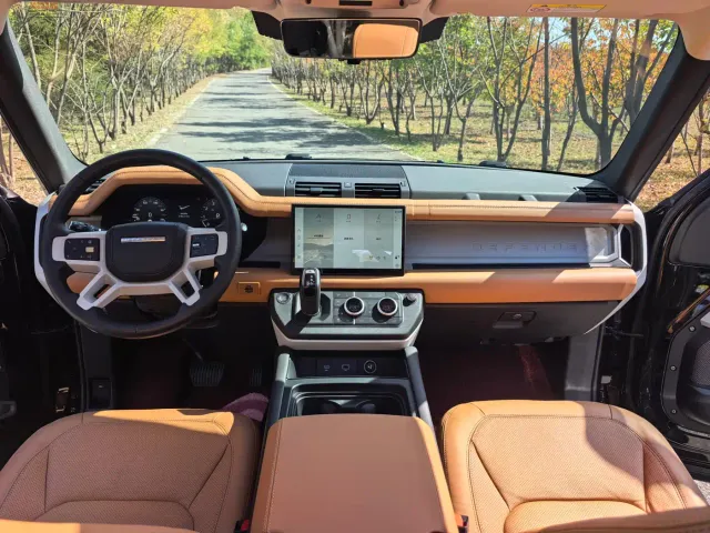 Land Rover Defender — Фото автомобиля 13