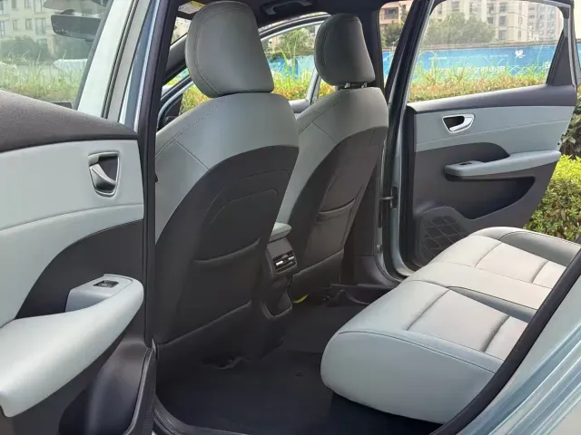 Roewe D6 — Фото автомобиля 7