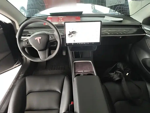 Tesla Model 3 — Фото автомобиля 9