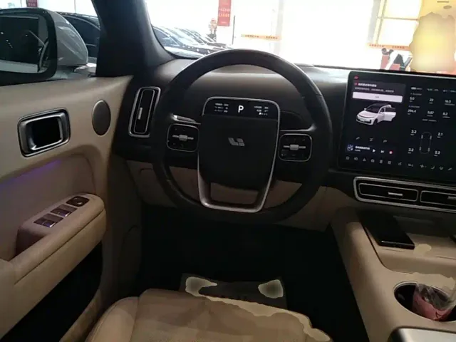 Li Auto L7 — Фото автомобиля 10