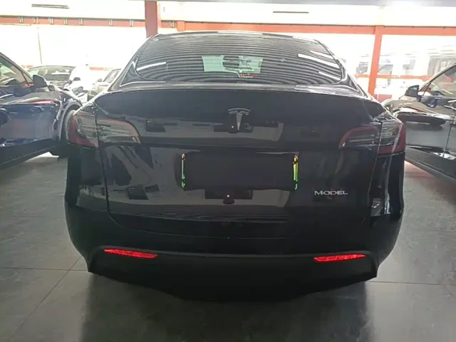 Tesla Model Y — Фото автомобиля 5