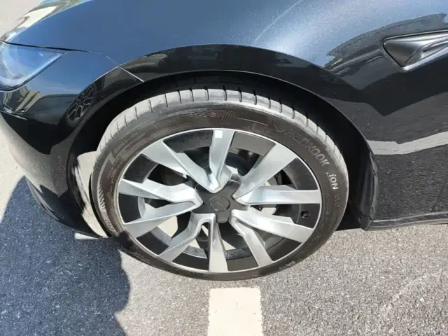 Tesla Model 3 — Фото автомобиля 22