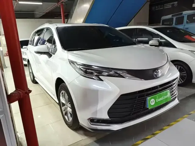 Toyota Sienna — Фото автомобиля 3