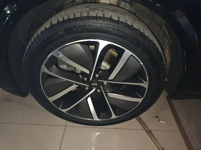 Li Auto L8 — Фото автомобиля 22