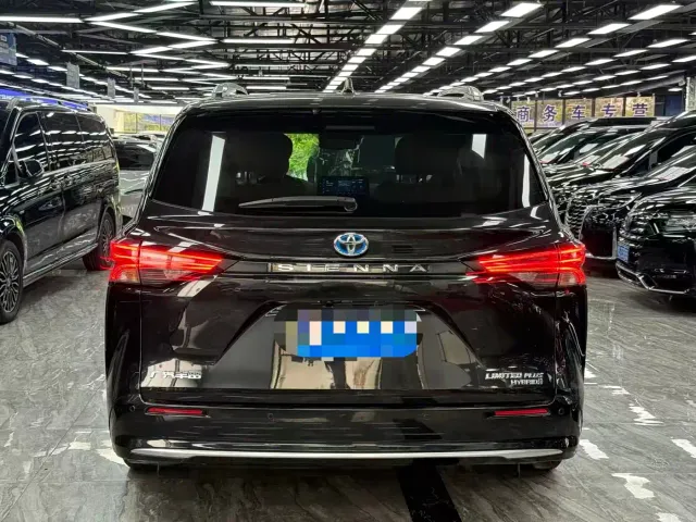 Toyota Sienna — Фото автомобиля 11