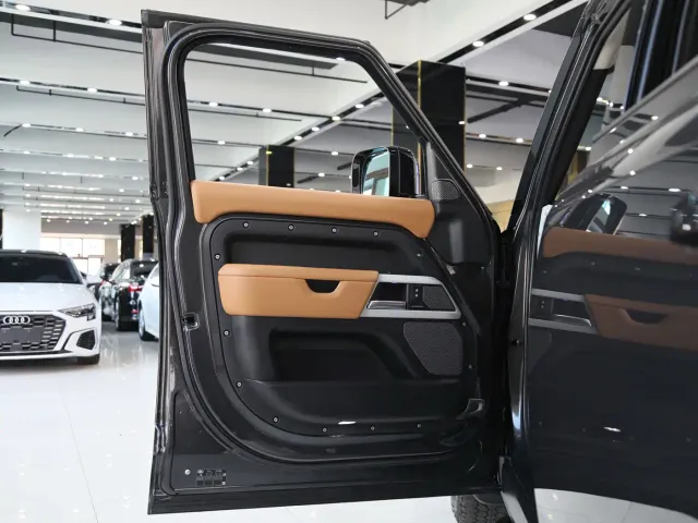 Land Rover Defender — Фото автомобиля 7