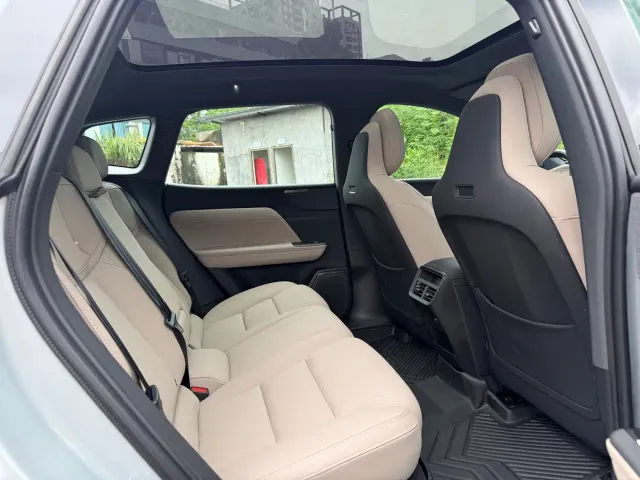 Volvo XC70 Plug-in Hybrid — Фото автомобиля 9