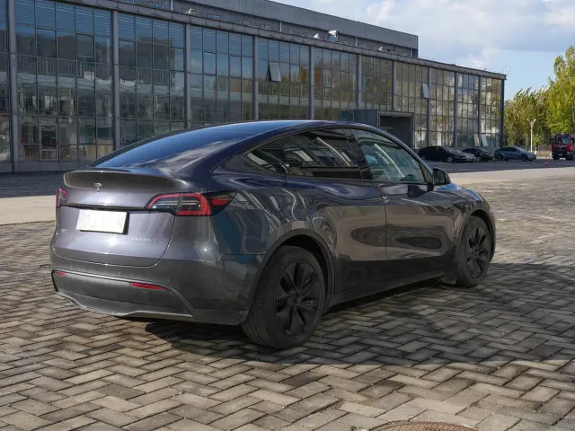 Tesla Model Y — Фото автомобиля 5