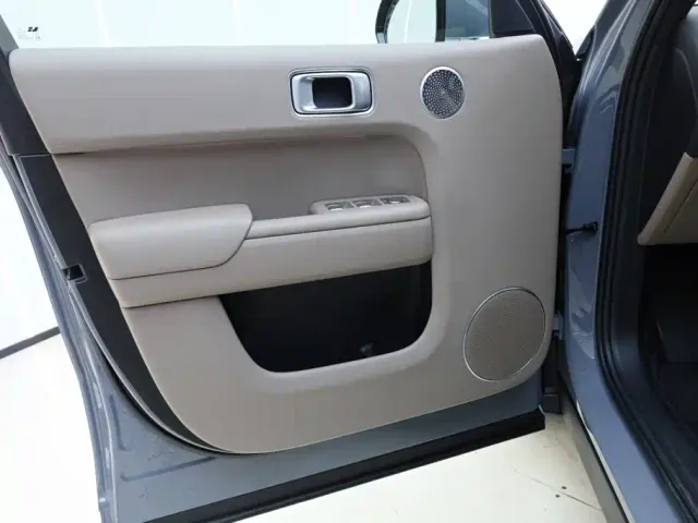 Li Auto L8 — Фото автомобиля 17