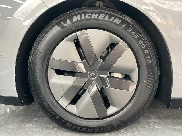 Li Auto MEGA — Фото автомобиля 13